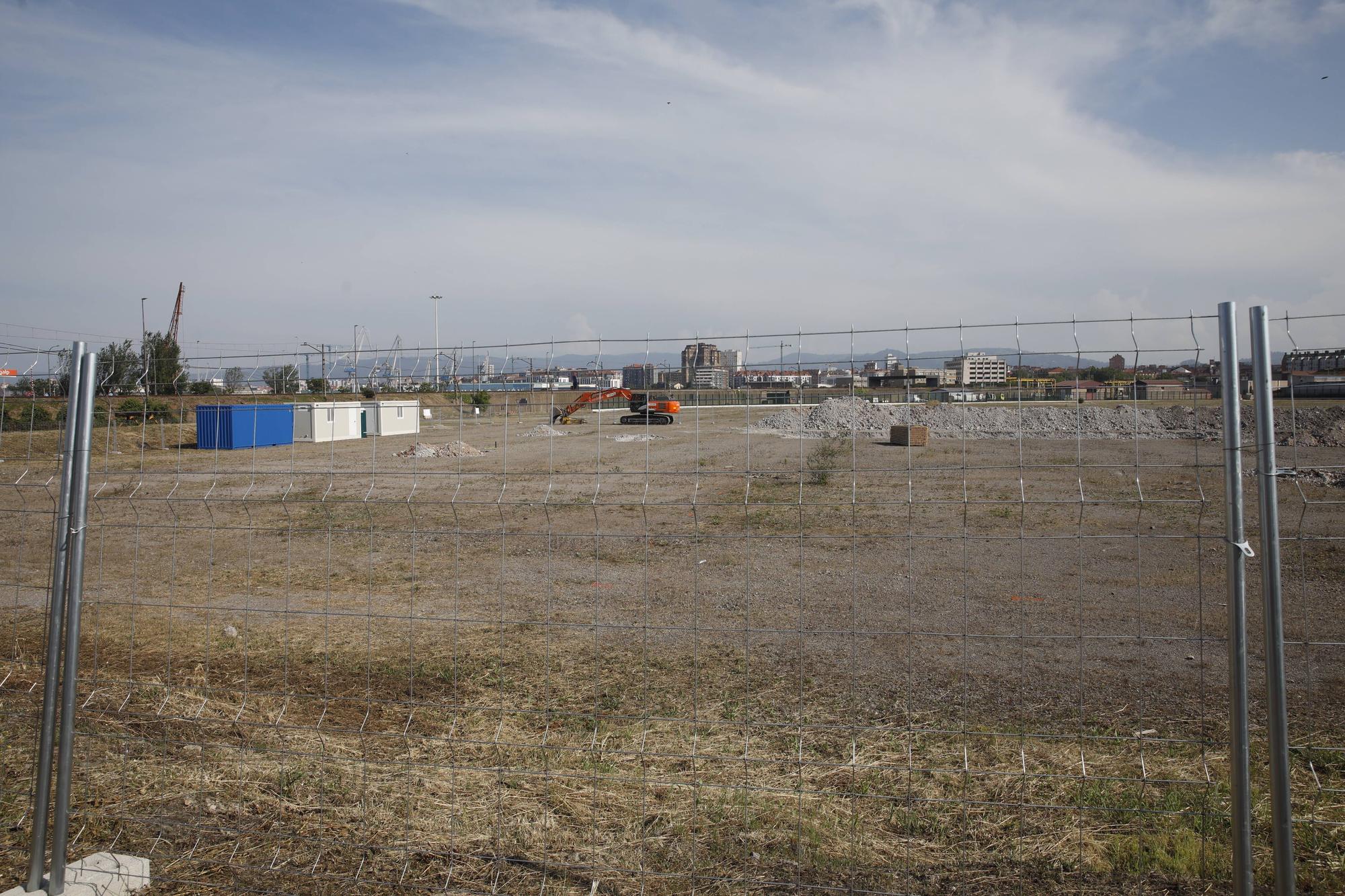 En imágenes: La obra de la piscifactoría de El Musel comienza con movimientos de tierras