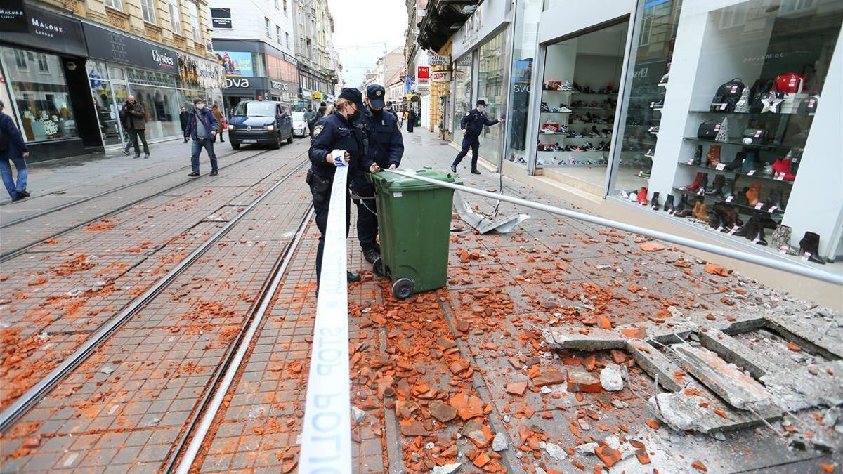 Varios policías acordonan una zona afectada por el terremoto de este martes en Zagreb, Croacia