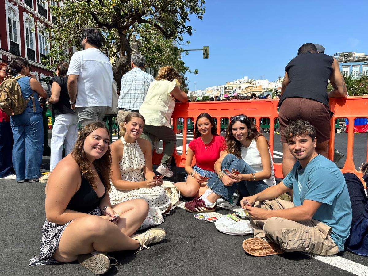 Estudiantes Erasmus en Gran Canaria, este jueves, mientras esperan la llegada del papa León XIV a la Catedral de Santa Ana, en Las Palmas de Gran Canaria