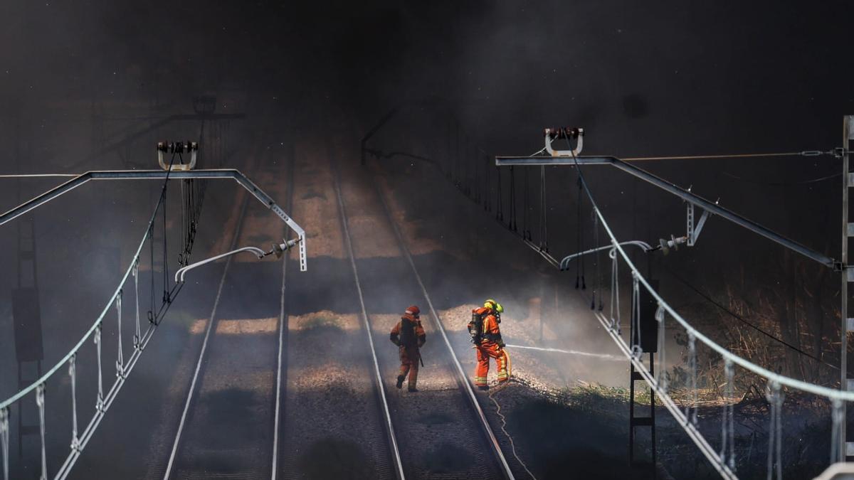 Un incendio en Silla obliga a cortar la circulación de Cercanías