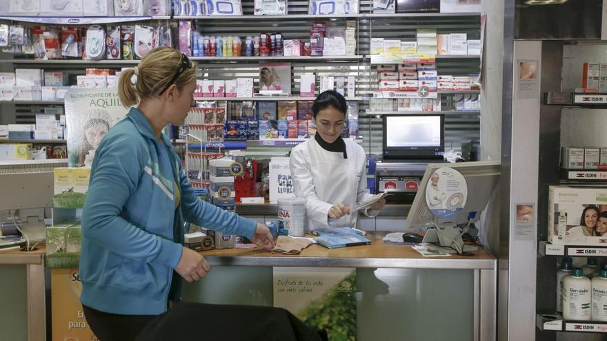 Las farmacias comunitarias estiman que podrían ayudar a recortar el gasto en medicamentos. | B. RAMON