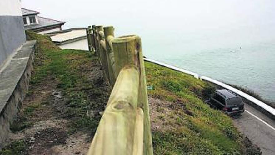 Barandilla de protección instalada en la capilla de La Atalaya.