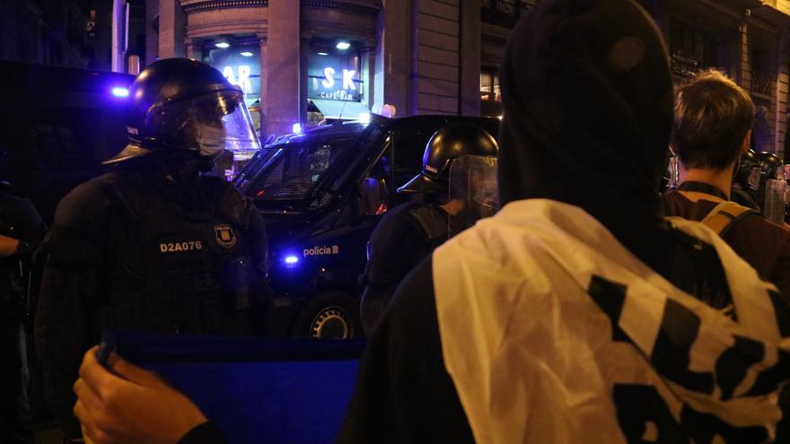 Crema de contenidors i càrregues policials a Barcelona pel quart aniversari de l&#039;1-O