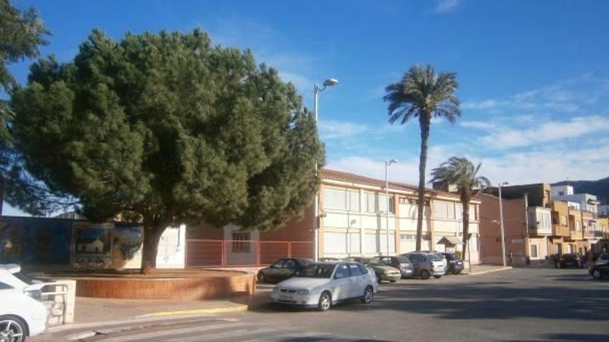 La plaza del Pi Redó de Benifairó, con el árbol a la izquierda.
