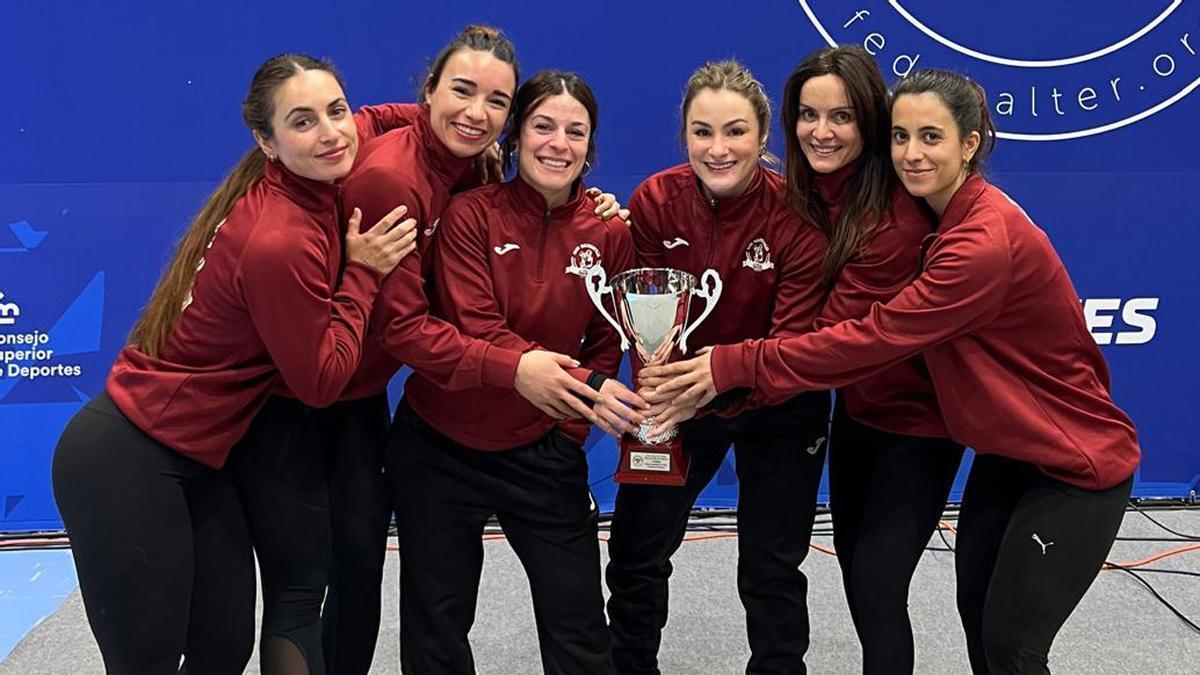 Alba Sánchez, con la copa y las integrantes del CH Alzira.