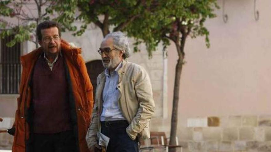 Javier Iglesias (izquierda) y Braulio Llamero pasean por el casco antiguo de Zamora.