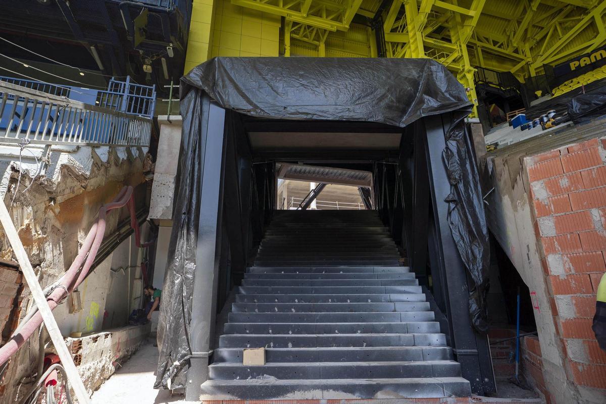 El túnel por el que entrarán los jugadores al Estadio de la Cerámica a través de una pasarela que unirá los vestuaros del nuevo edificio exterior con el estadio.