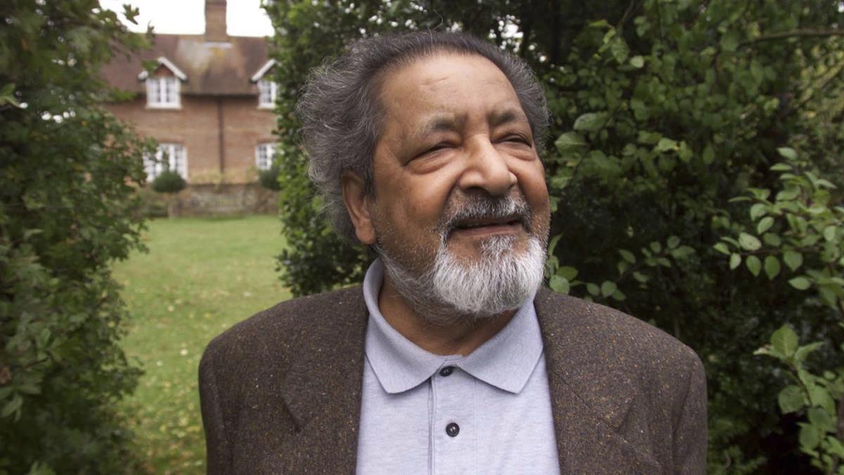 El escritor V, S. Naipaul, en el 2001.