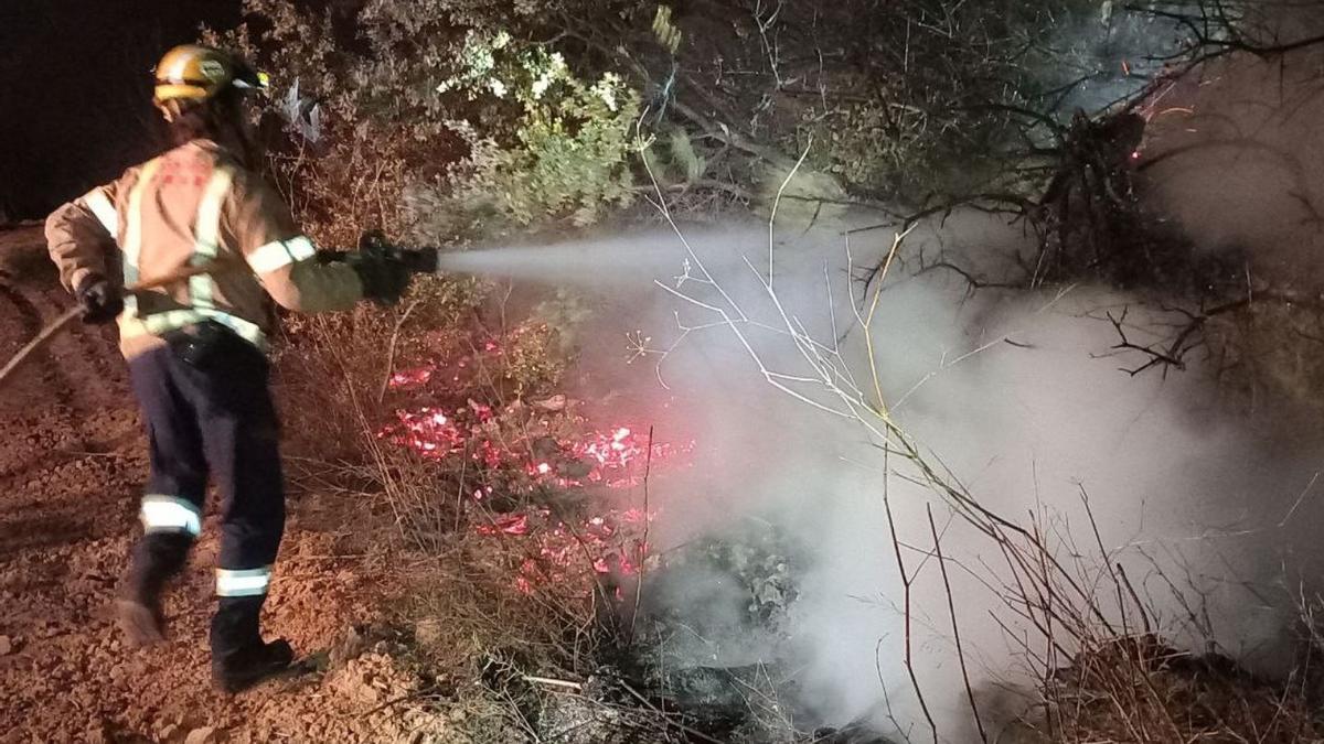 Foto d'arxiu d'un bobmer treballant en un incendi