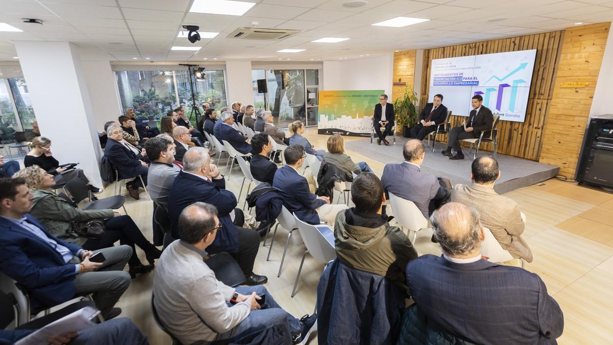 Illueca, con el alcalde Prieto y el concejal Gregori, en el encuentro que mantuvo con empresarios.