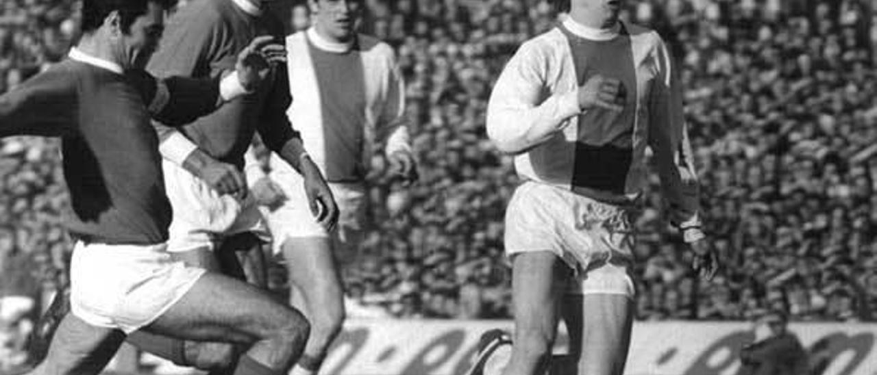 Johan Cruyff se escapa de los jugadores del Benfica Humberto y José Augusto Torres, con su compañero Piet Keizer al fondo, durante el partido del estadio de La Luz.