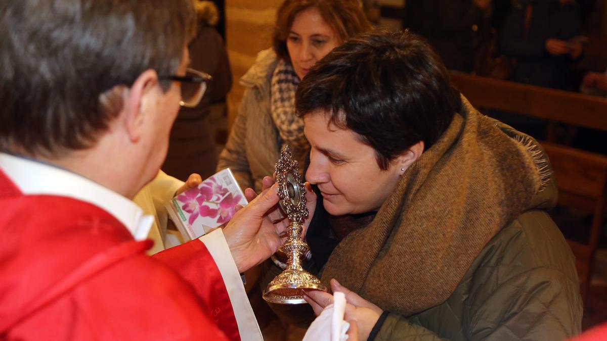 Cada 20 de enero, los fieles montillanos besan la reliquia del dedo de San Sebastián.