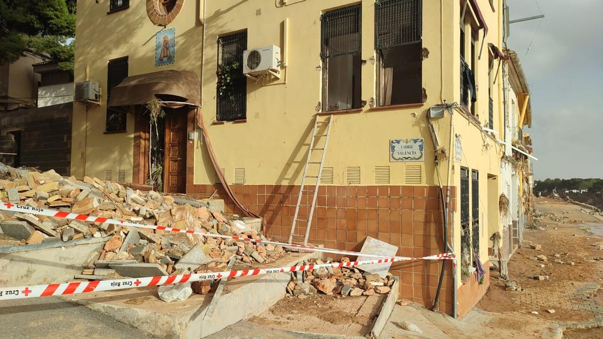 La casa de Carmen y Leyre, a los pies del barranco, tras la barrancada.
