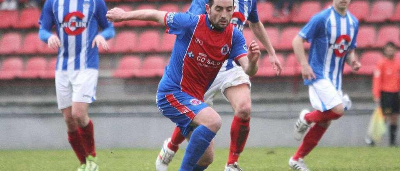 Rubén Durán, el delantero de la Unión Deportiva Ourense, controla un balón en O Couto. // Iñaki Osorio