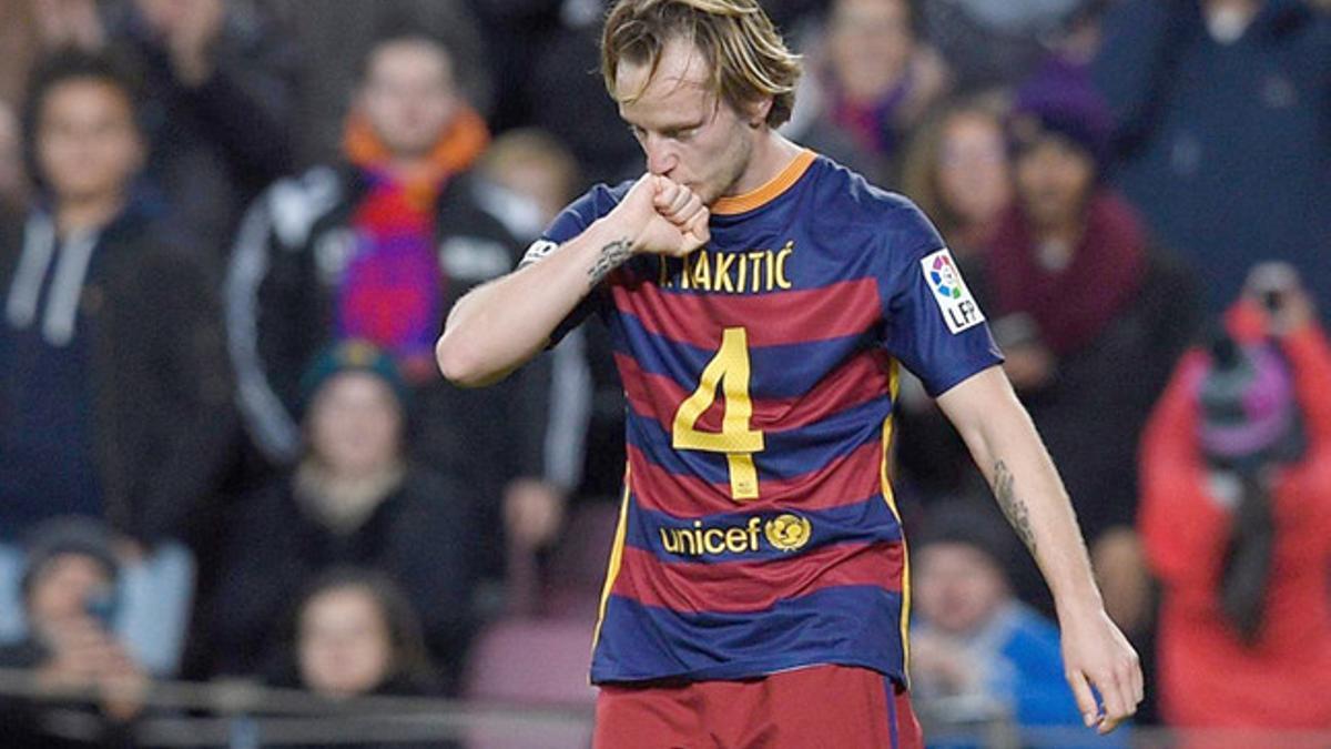 Rakitic con la camiseta al revés