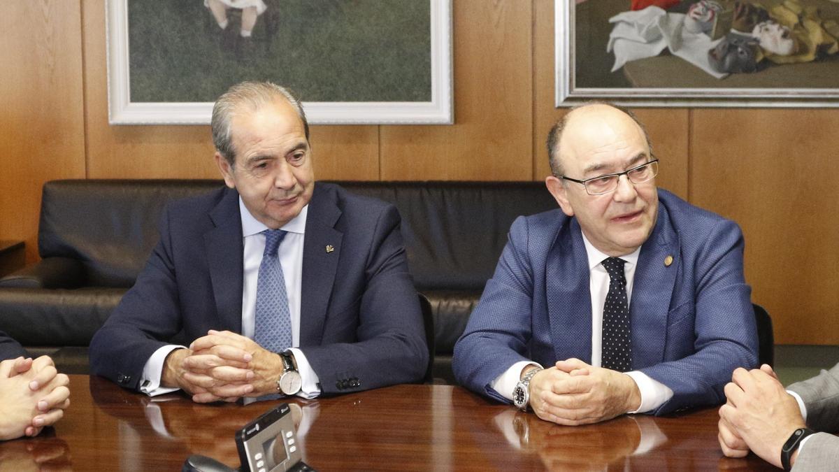 Cipriano García, director general de Caja Rural de Zamora, con Enrique Oliveira presidente de la Cámara de Comercio