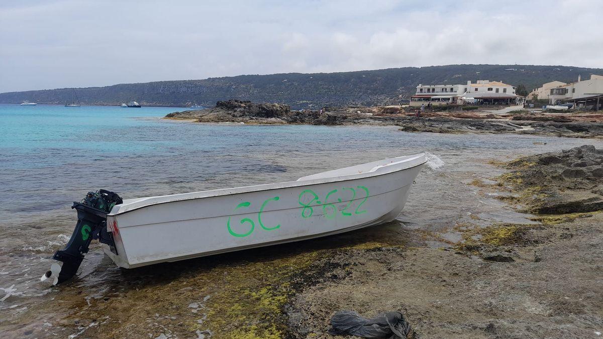 Una patera llegada a las costas de Formentera en una imagen de archivo.