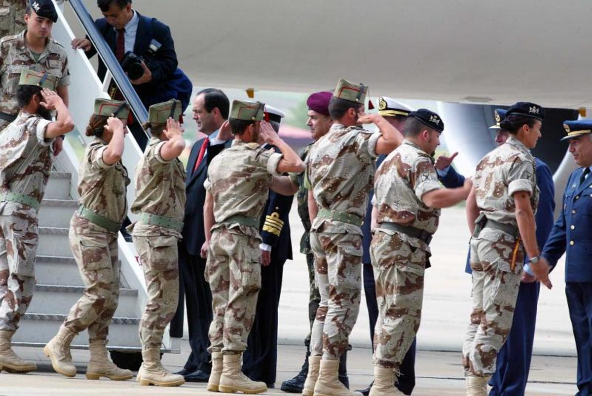 El ministro José Bono saluda en la base de Torrejón a los útlimos efectivos militares españoles retirados de Ira, el 24 de mayo de 2004.