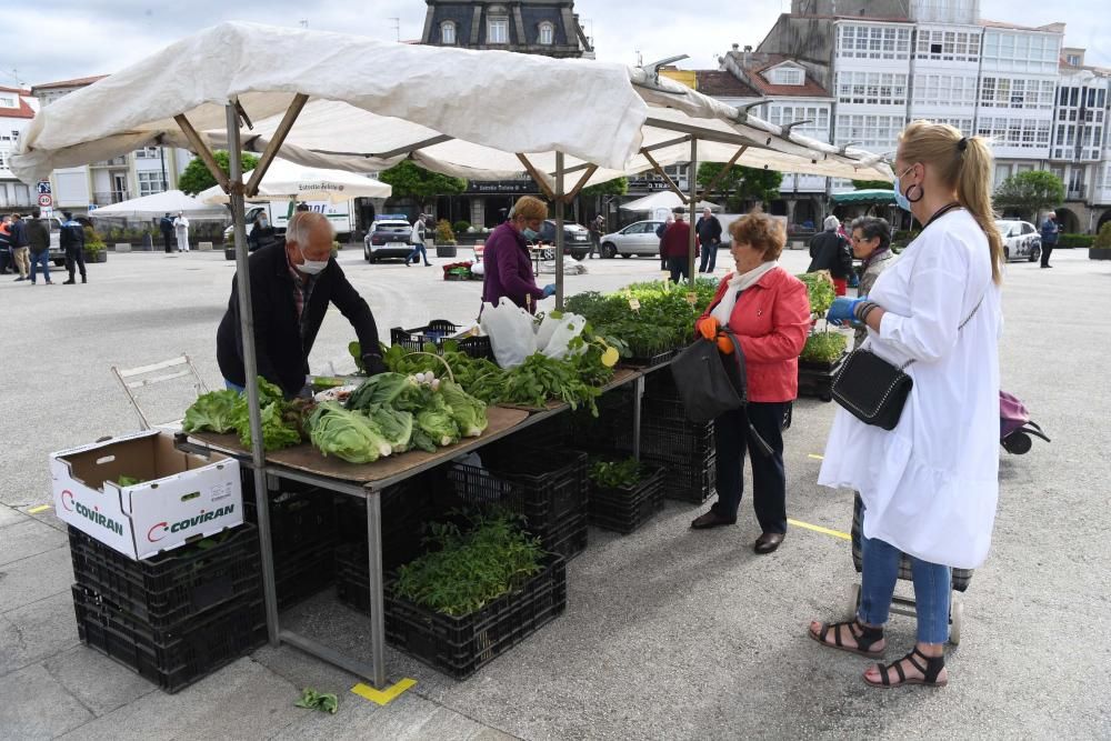 Una docena de vendedores de productos agroalimentarios de toda la comarca coruñesa acudieron a la plaza Irmáns García Naveira de Betanzos en el primer mercado semanal desde el inicio del confinamiento