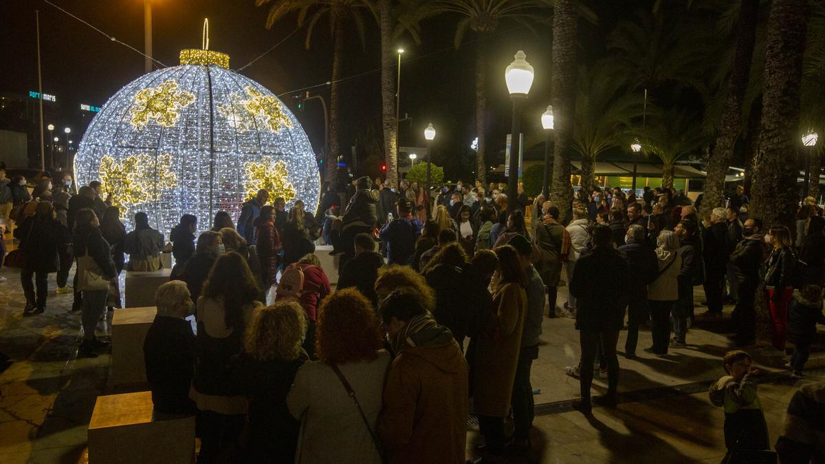 La iluminación navideña ya luce en Alicante con dos millones de leds