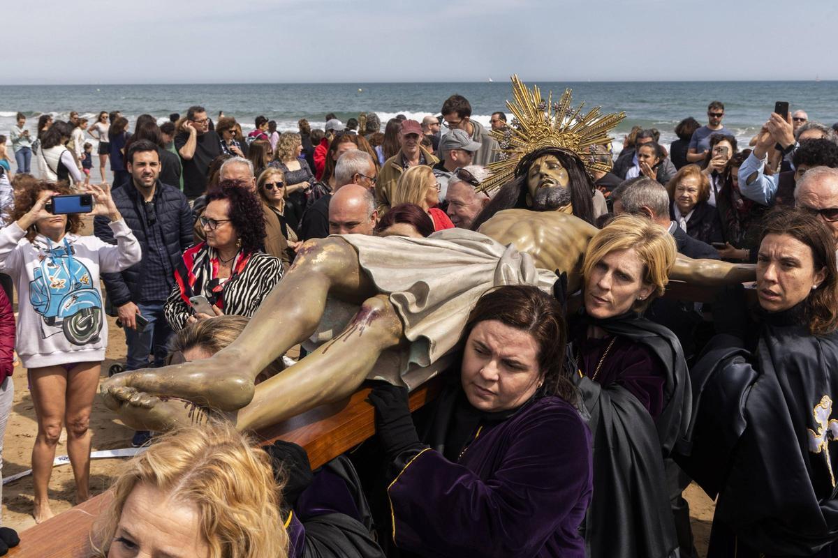 El Cristo del Salvador y el Amparo, en la playa