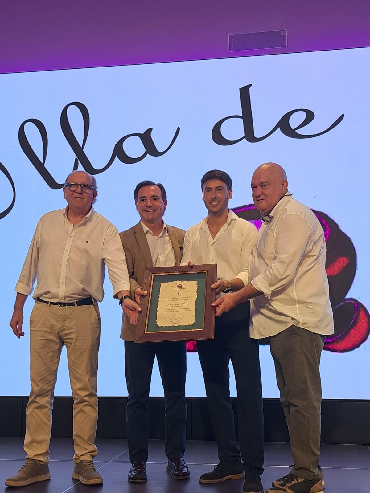 Lengua junto al presidente de l'Olla de la Plana, José Iturralde, y otros dos socios.