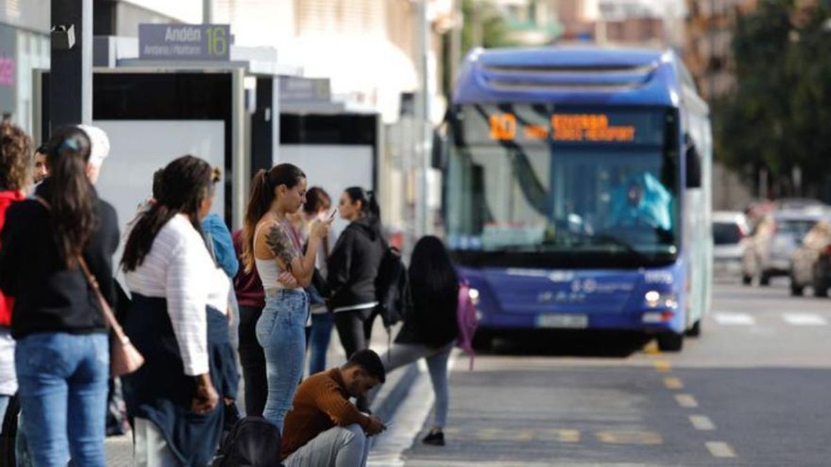 Un autobús en la estación del CETIS en Ibiza