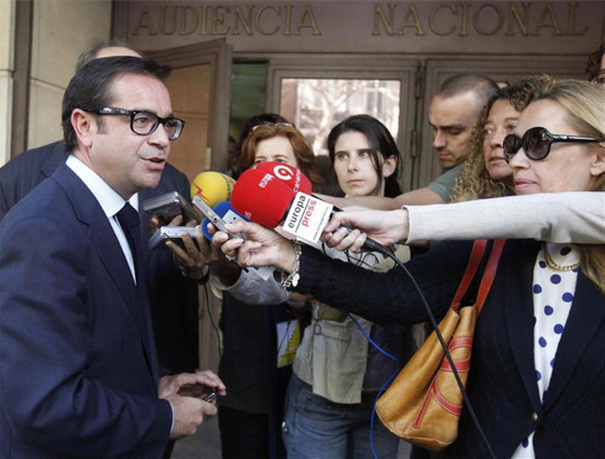 El exdirector de Relaciones Corporativas de la SGAE, Pedro Farré ( izquierda), habla con la prensa a su salida de la Audiencia Nacional. El exdirector de Relaciones Corporativas de la SGAE, Pedro Farré ( izquierda), habla con la prensa a su salida de la Audiencia Nacional.