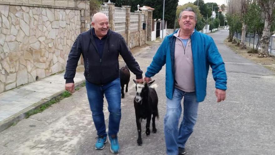 Els dos veïns que han aconseguit &quot;capturar&quot; les cabres de Roses