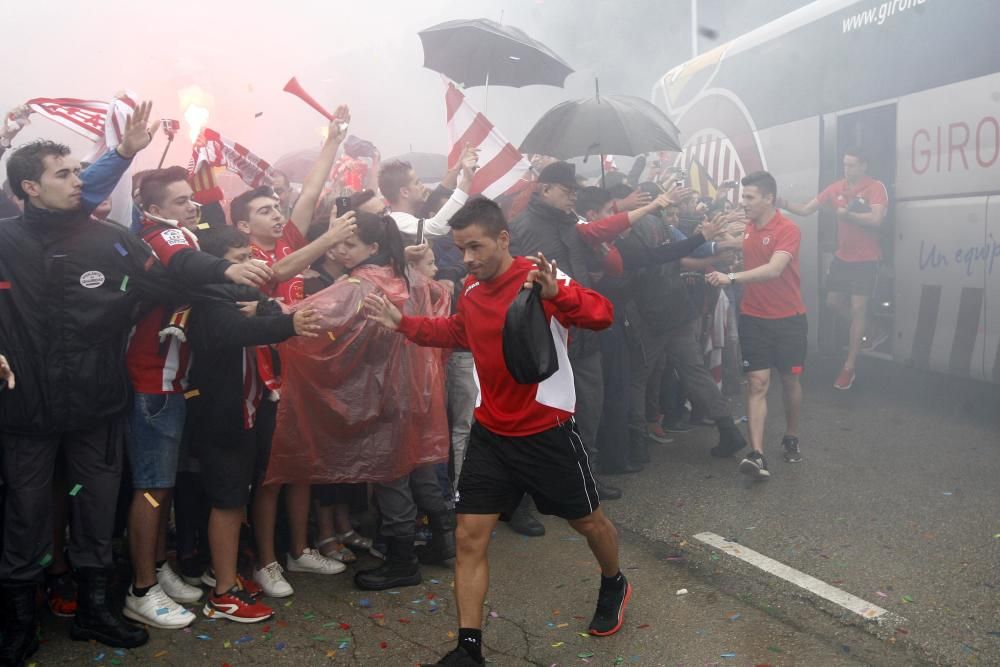 Centenars d'aficionats reben al Girona sota la pluja