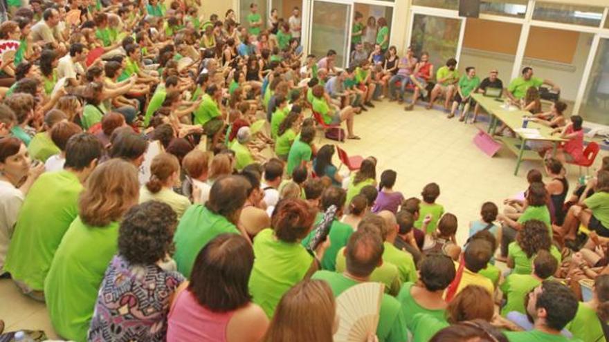 La asamblea se celebró en el patio interior del colegio Can Misses.