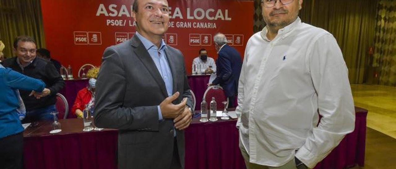 Augusto Hidalgo –izquierda– y Miguel Ángel Pérez del Pino ayer poco antes de comenzar la asamblea local del PSOE capitalino en el hotel Reina Isabel. | | ANDRÉS CRUZ