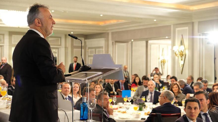 El presidente canario, durante su participación en un desayuno informativo celebrado ayer en Madrid.