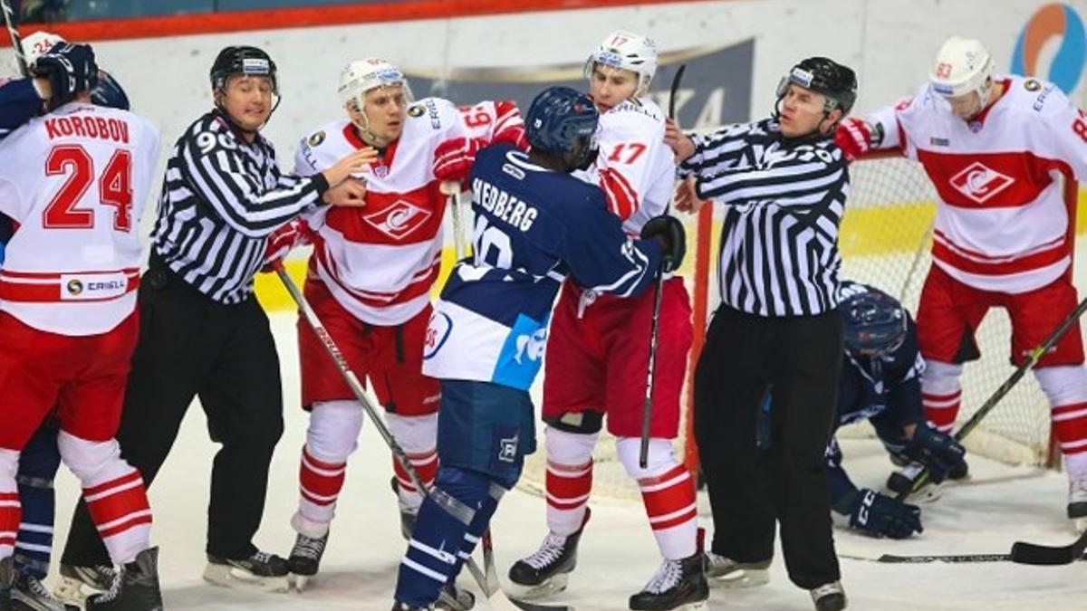 Edwin Hedberg, jugador del Medveskak de Zágreb, increpado por los rivales del Spartak durante el partido de la Liga Continental de Hockey disputado en Moscú.