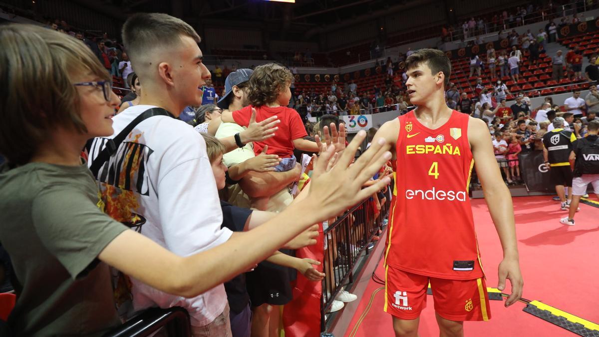Pradilla saluda a varios aficionados después del España-Macedonia jugado en Zaragoza.