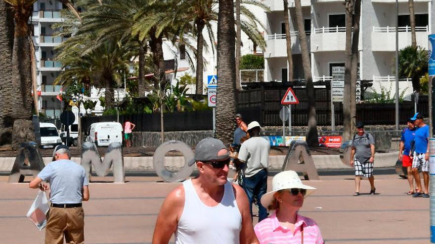 Dos turistas delante del hotel Sunprime, afectado por la quiebra de Thomas Cook.