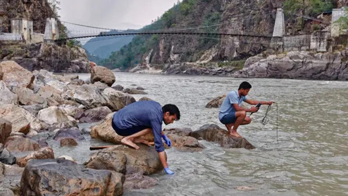 Un político indio bebe agua de un río para desmentir que esté contaminada, y acaba en el hospital