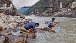 Un político indio bebe agua de un río para desmentir que esté contaminada, y acaba en el hospital