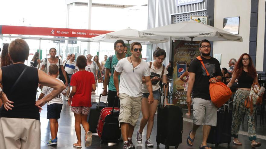 Varios jóvenes llegan a la estación de tren de Alicante