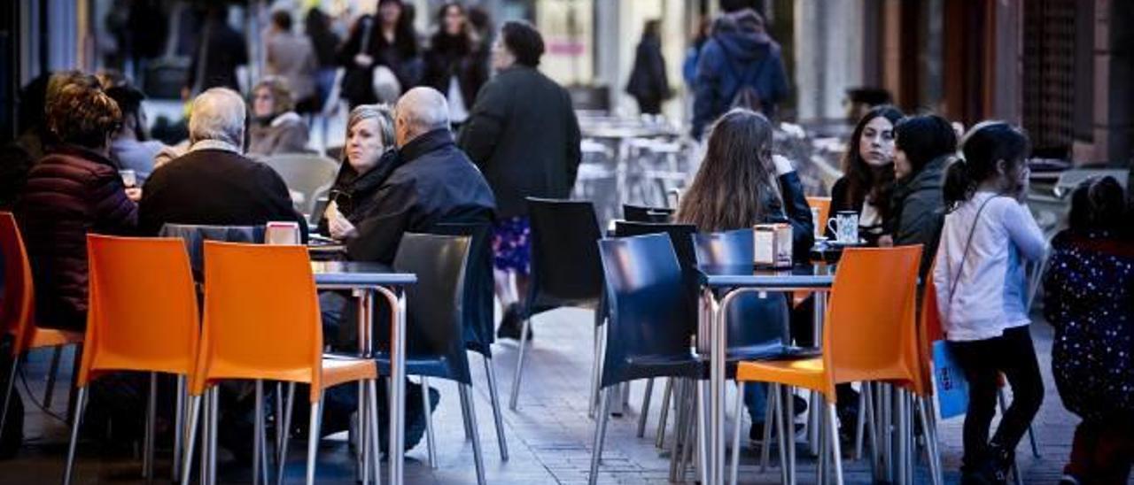 Los hosteleros se alían en un frente común para defenderse de la guerra de precios