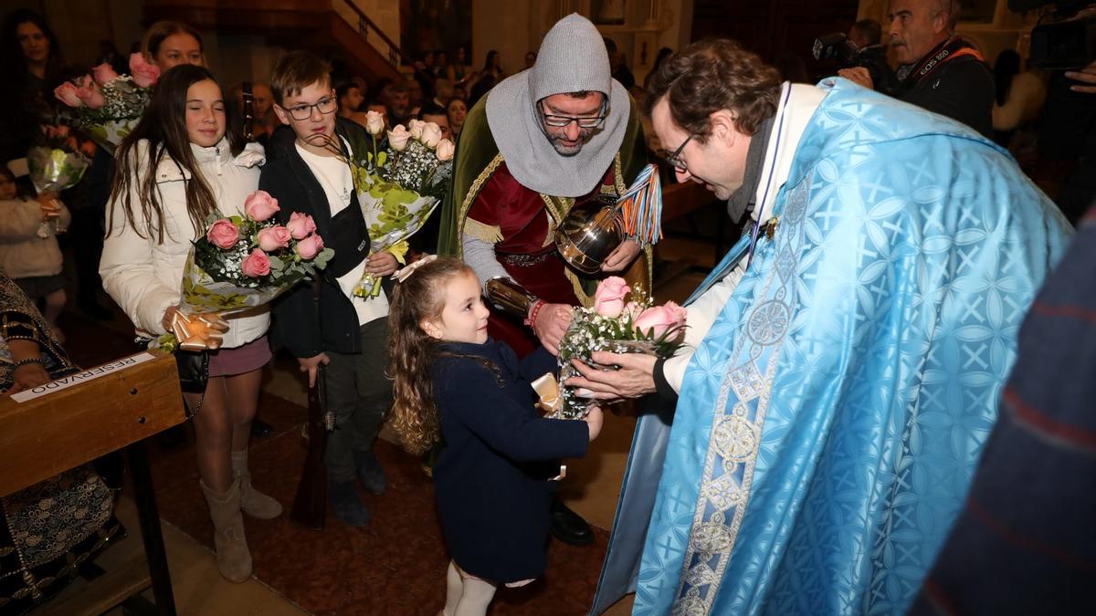 Los monfortinos muestran devoción por La Purísima en forma de flor.