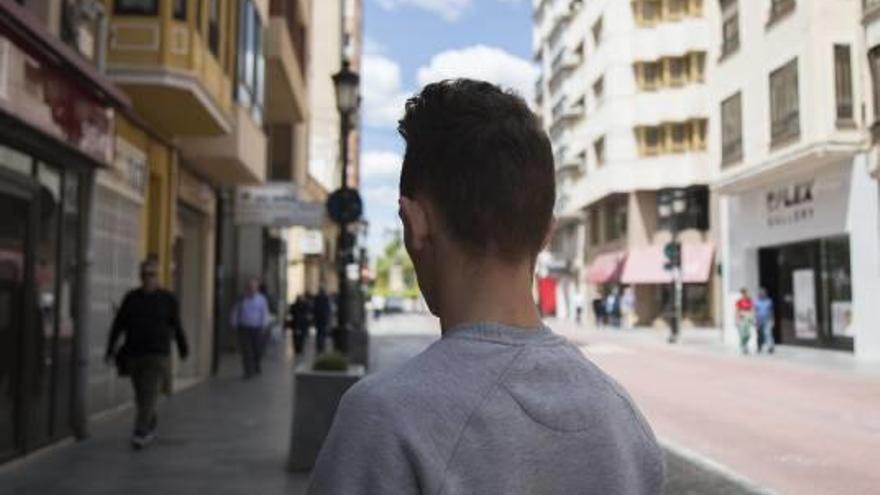 El joven castellonense, ayer, en la calle Zaragoza, tras la entrevista en Levante de Castelló.