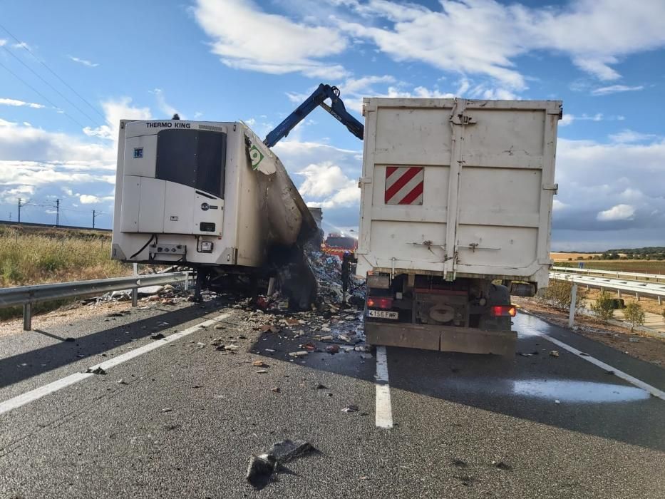 Incendio de un camión en la A-66 en Zamora.