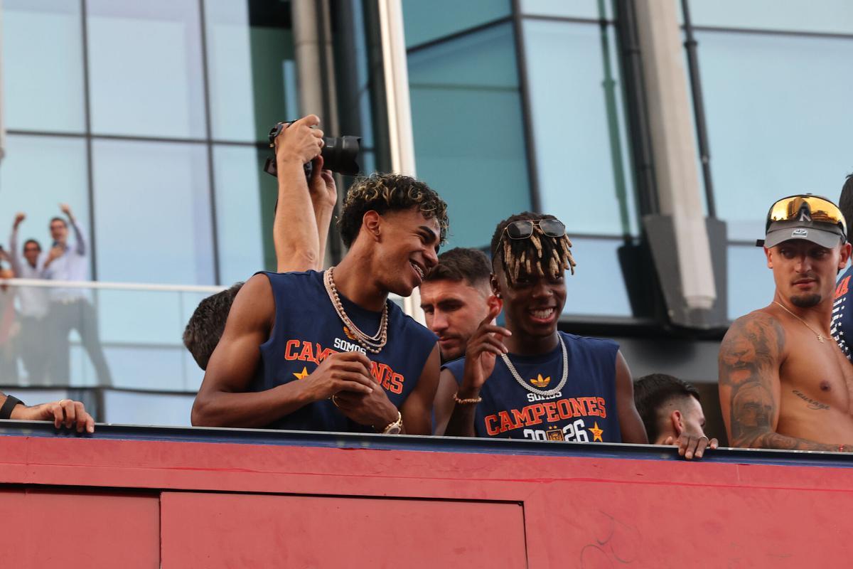 MADRID, 20/07/2026.- Los jugadores de la selección española Lamine Yamal y Nico Williams en el autobus que lleva al combinado español a la plaza de Cibeles para celebrar con los aficionados españoles el campeonato del mundo tras derrotar en la final a Argentina. EFE/Victor Lerena.