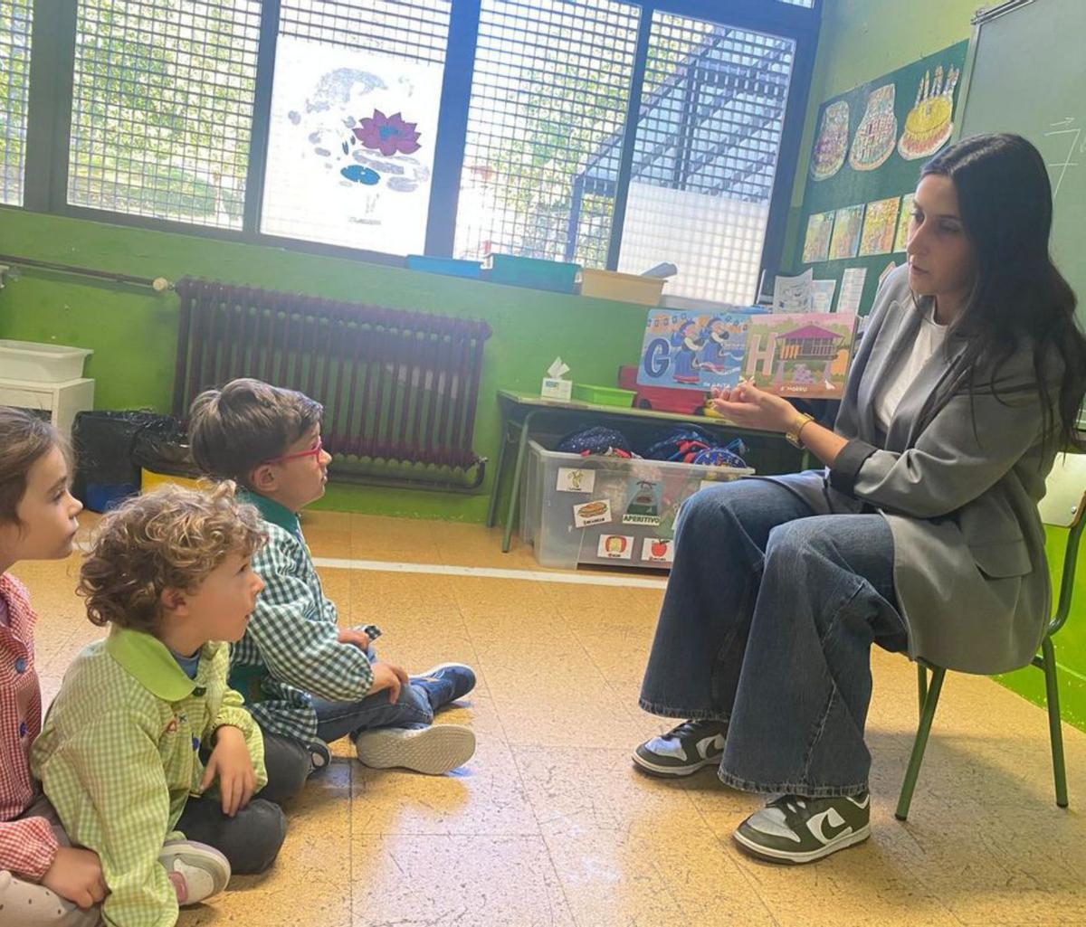 Arriba, Icíar Fernández, con alumnáu de 5 años del colexu de Villalegre, y abaxo, Marta Alfaro con otru grupu de 5 años del Marcelo Gago. Nel círculín, dellos productos de seronda que Marta Alfaro desplicó a los neños.