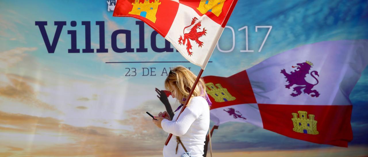 Una mujer lleva una bandera de la región en una imagen de archivo. | Foto Ical