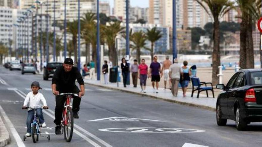 Imagen del nuevo carril bici en La Cala y de la zona donde se implantará la ORA junto a la playa.