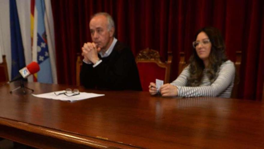 Gonzalo Durán y Nuria Morgade tras el plano del futuro auditorio municipal. // Noé Parga