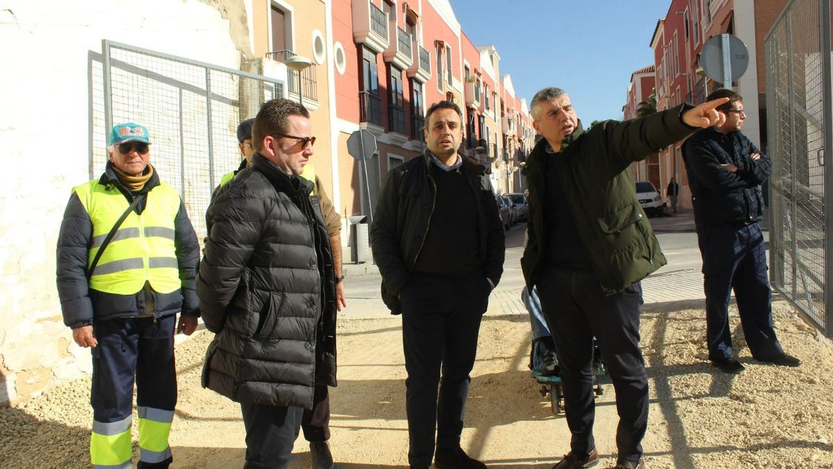 Miembros del gobierno local y AMFE en el solar del Llano de las Tinajerías.