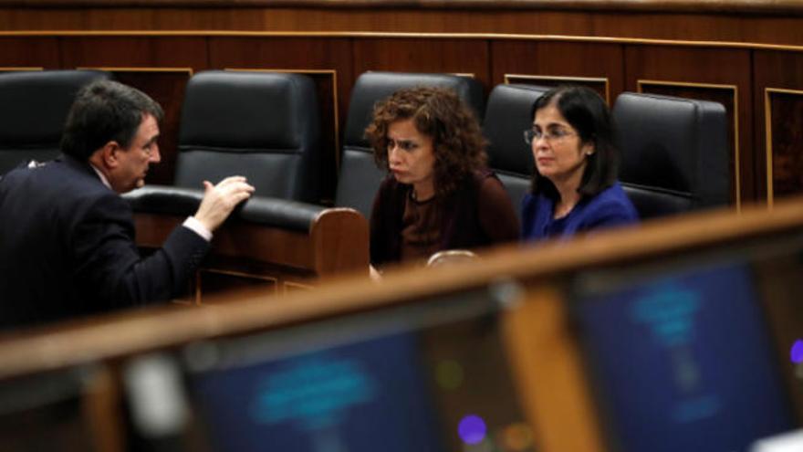 Las ministras de Hacienda y Política Territorial, María Jesús Montero y Carolina Darias, hablan con el prtavoz del PNV, Aitor Esteban, en el Congreso el martes.
